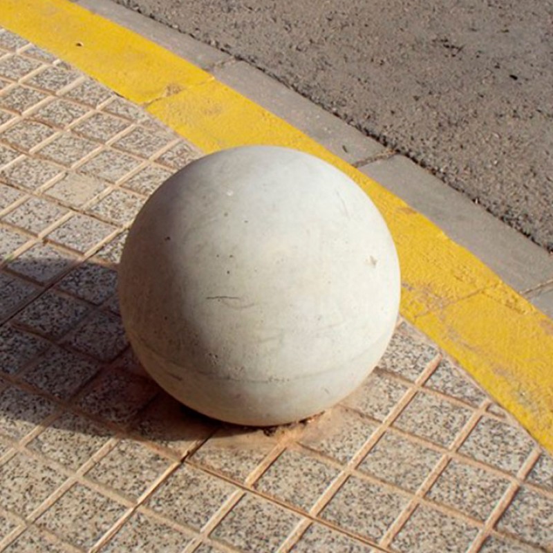 Pilona esfèrica en formigó arquitectònic